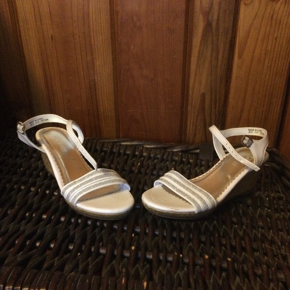 Girls Nine West Size 13 White Sandal
